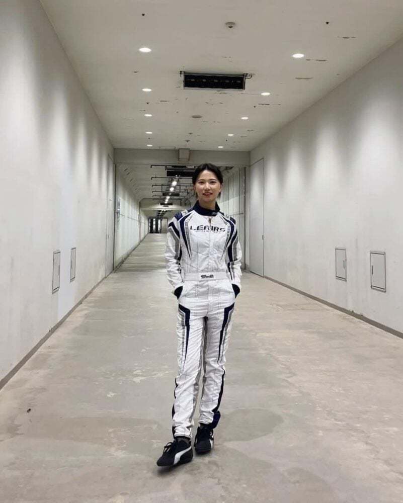 グレー×ホワイトカラーがお気に入り♡夢はラリー参加のロードスター美女!