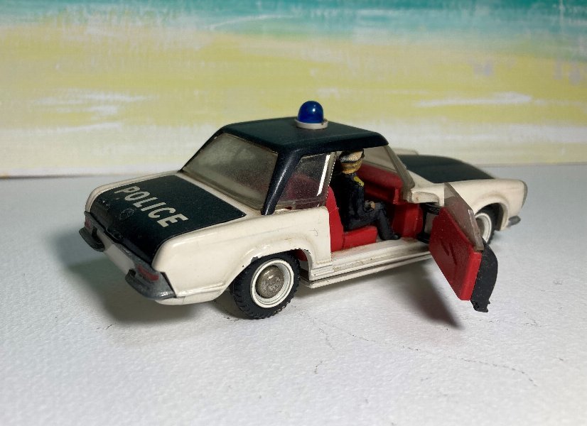警察官の人形が2体同乗している貴重な仕様!「メルセデス・ベンツ250SL HTポリス」【丸餅博士のヴィンテージ・ミニカー・ワールド】