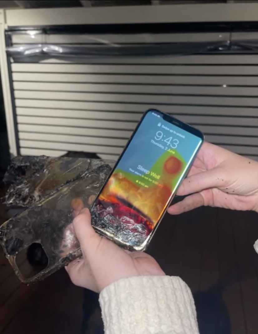 BBQコンロに落としてしまいiPhoneが丸焦げに!拾い上げると奇跡ともいうべき事象が!!そう、iPhoneならね!【海外・動画】