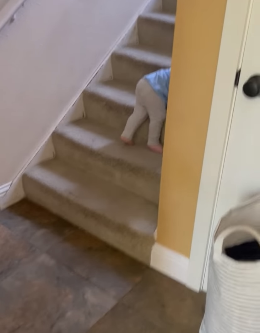 「のぼっちゃダメ！」と伝えていた階段をのぼろうとする赤ちゃん。ビックリさせようと後ろから声をかけた結果・・・【アメリカ・動画】
