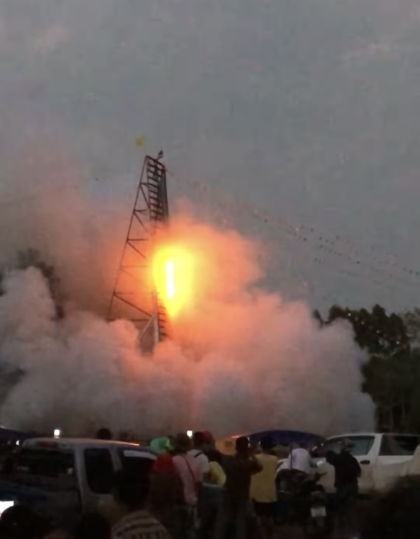 タイの町祭りのクオリティがとんでもない！！打ち上げられるのは花火ではなく、なんと〇〇〇〇だったのです！！【海外・動画】