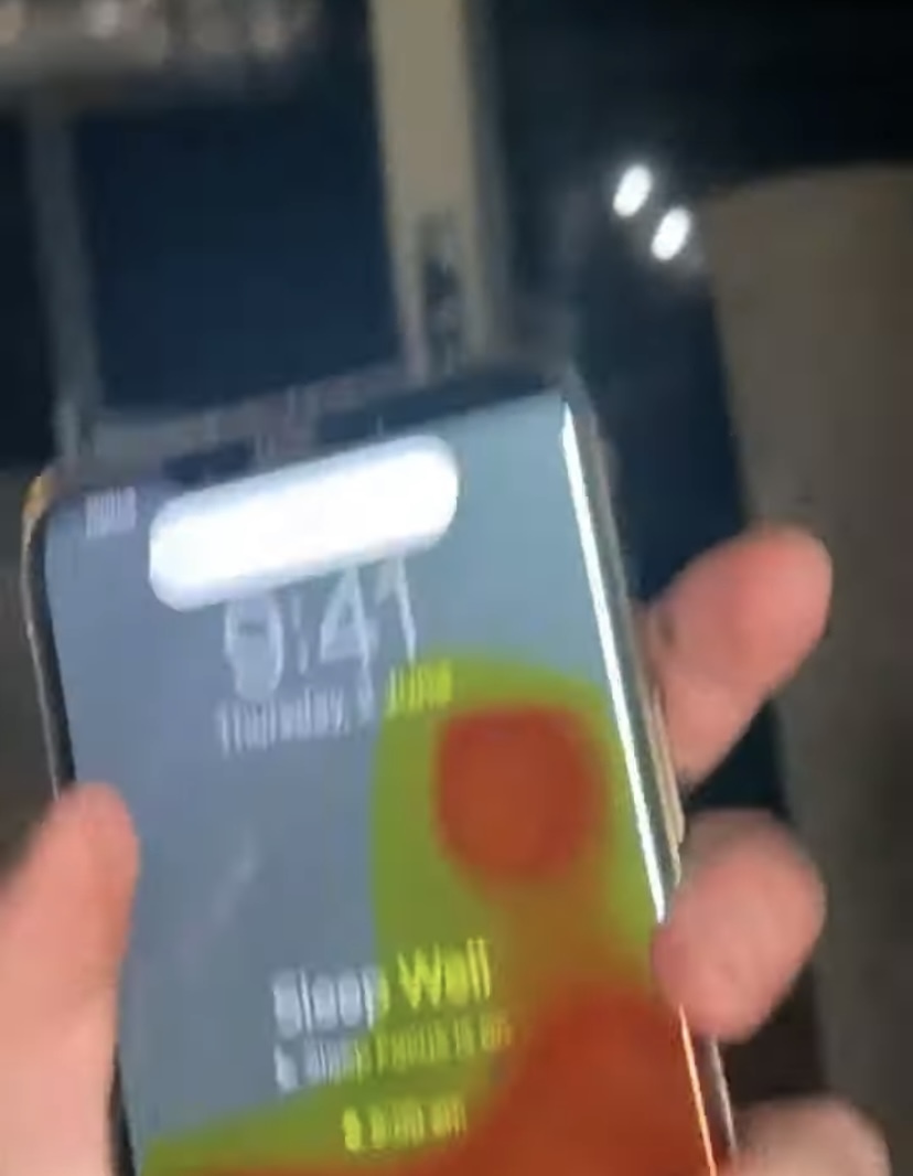 BBQコンロに落としてしまいiPhoneが丸焦げに!拾い上げると奇跡ともいうべき事象が!!そう、iPhoneならね!【海外・動画】