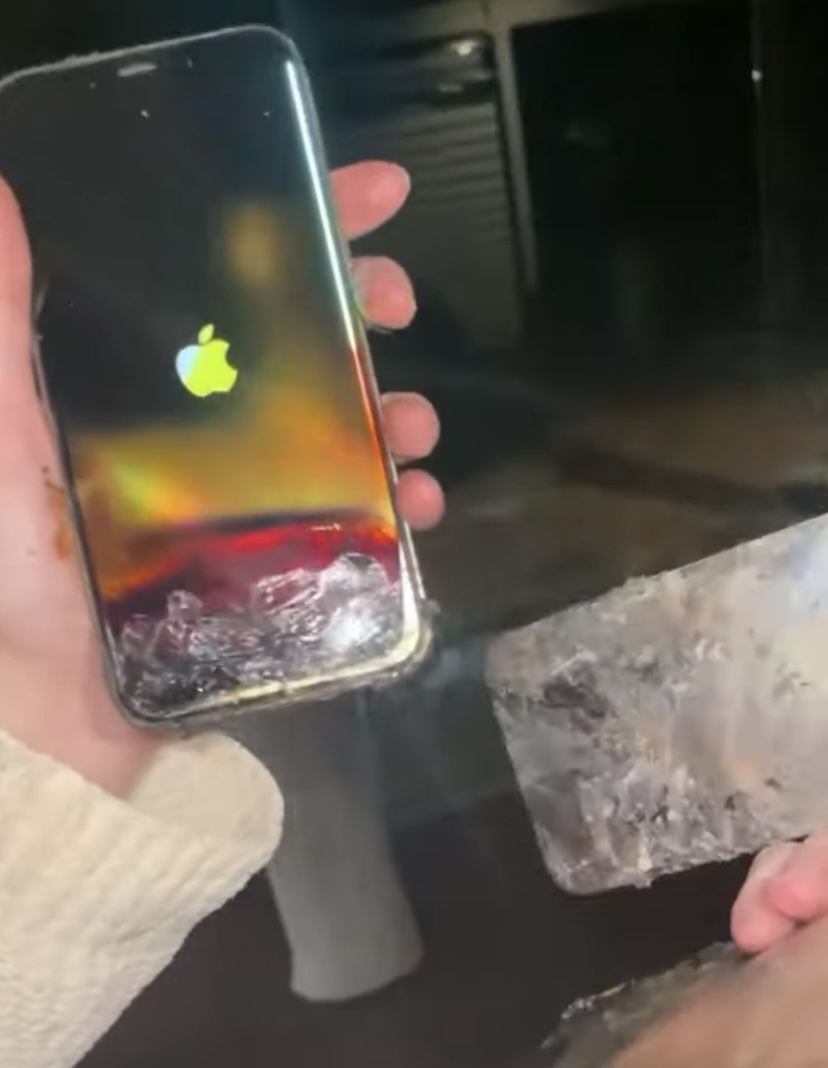 BBQコンロに落としてしまいiPhoneが丸焦げに!拾い上げると奇跡ともいうべき事象が!!そう、iPhoneならね!【海外・動画】