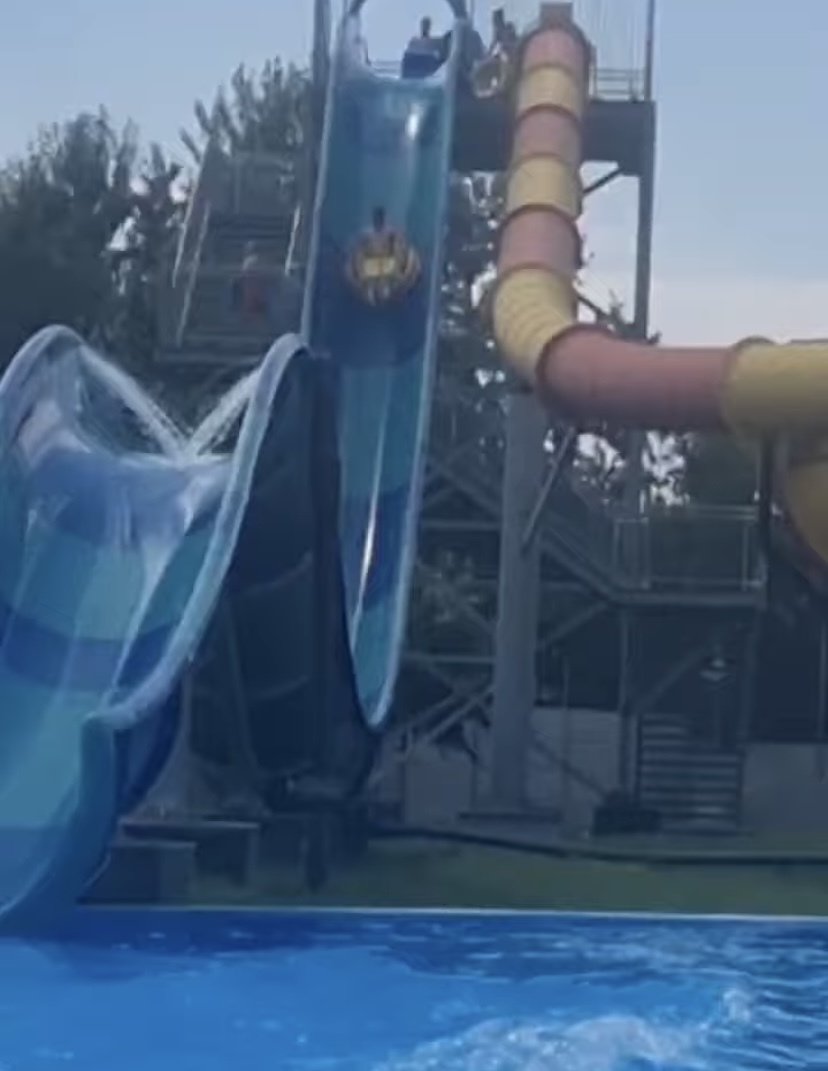【2000万再生オーバー】浮き輪に乗ってウォータースライダーを滑ったら凄いことになった！！【海外・動画】