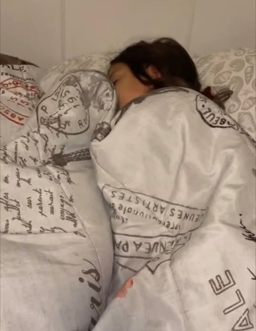 同じベッドで並んで眠る4きょうだい。仲良く寝ていますが・・、あれれ？よく見たら、そのうちひとりが・・・【アメリカ・動画】