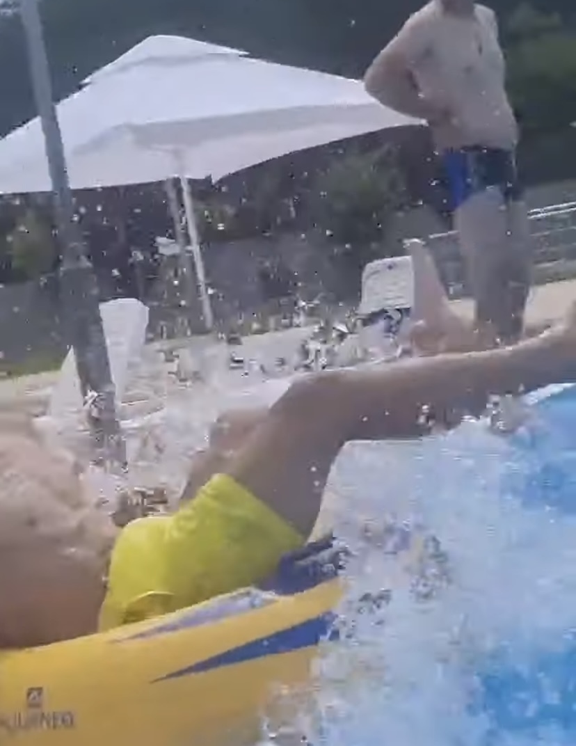 【2000万再生オーバー】浮き輪に乗ってウォータースライダーを滑ったら凄いことになった！！【海外・動画】