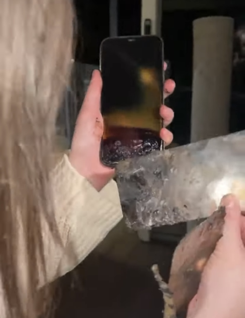 BBQコンロに落としてしまいiPhoneが丸焦げに!拾い上げると奇跡ともいうべき事象が!!そう、iPhoneならね!【海外・動画】