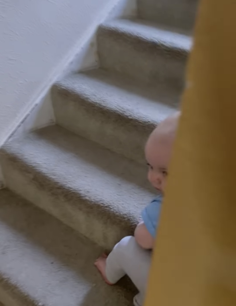 「のぼっちゃダメ！」と伝えていた階段をのぼろうとする赤ちゃん。ビックリさせようと後ろから声をかけた結果・・・【アメリカ・動画】