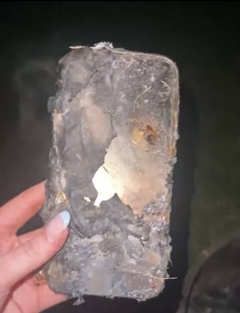 BBQコンロに落としてしまいiPhoneが丸焦げに!拾い上げると奇跡ともいうべき事象が!!そう、iPhoneならね!【海外・動画】
