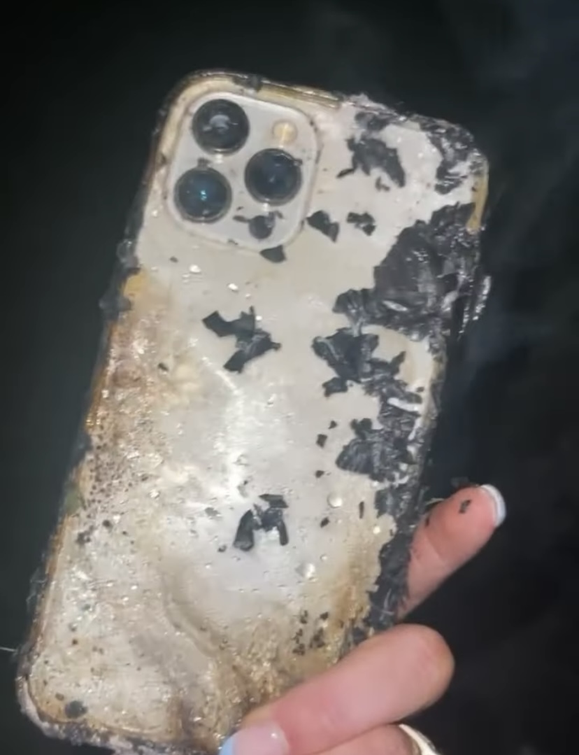 BBQコンロに落としてしまいiPhoneが丸焦げに!拾い上げると奇跡ともいうべき事象が!!そう、iPhoneならね!【海外・動画】