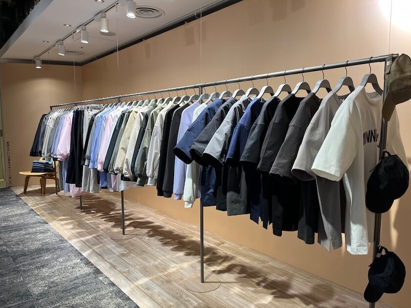 アダストリアが新ブランド「スマイルシードストア」をローンチし、ベーシックウェア市場に参入