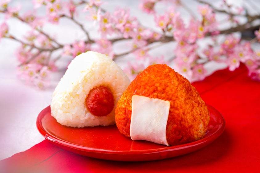 おなじみのトマトケチャップをパウダーで再現し、映えおにぎり誕生?!見た目も楽しい紅白おにぎり 1日限りのレア販売