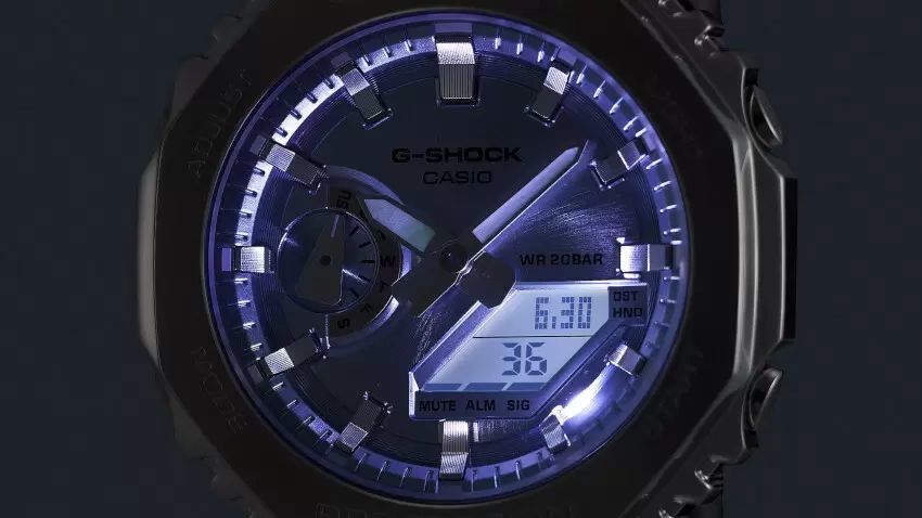 カシオ、ベゼルとバンドにメタルの輝き　G-SHOCK「GM-2110D」