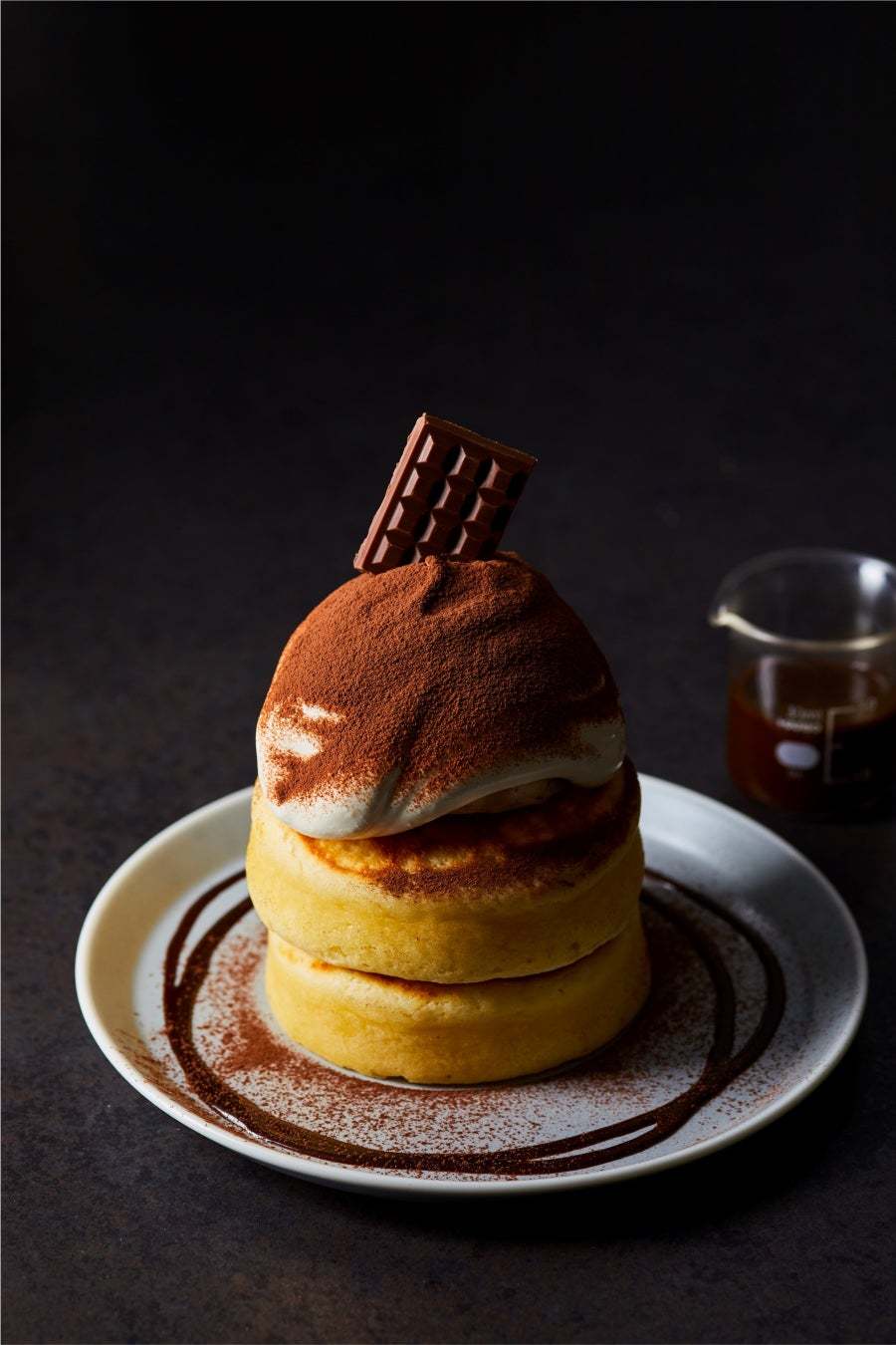 “今”を編集するコーヒーショップ「Roasted COFFEE LABORATORY」より、エスプレッソチョコソースが決め手の「ティラミスビスケットホットケーキ」を2月13日(月)新発売