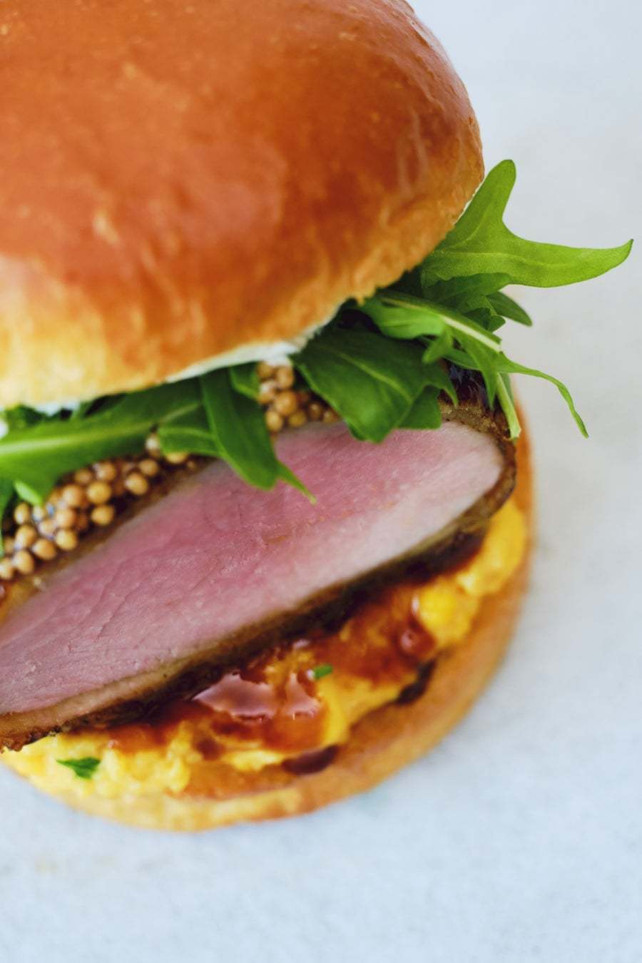 春のボリューム満点サンド！LA発、卵料理専⾨店 eggslut（エッグスラット）が、存在感ある豚フィレカツに‟メープルテリヤキ“をたっぷり絡めた「メープルテリカツエッグサンド」を3月24日(金)新発売