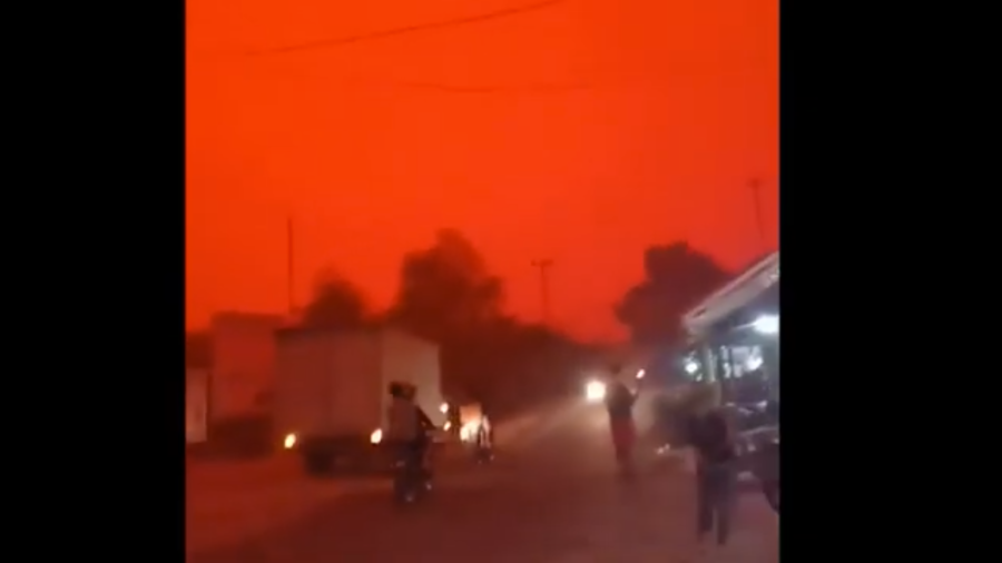 インドネシアの空が真っ赤に染まる異常事態が発生…原因は？