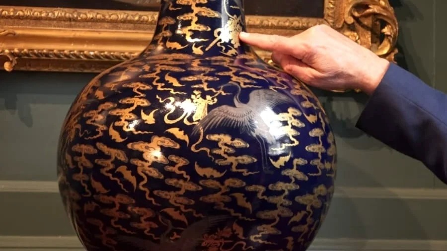 英国のお宝鑑定！　台所の花瓶が「清王朝の壺」と判明し約2億円で落札される！