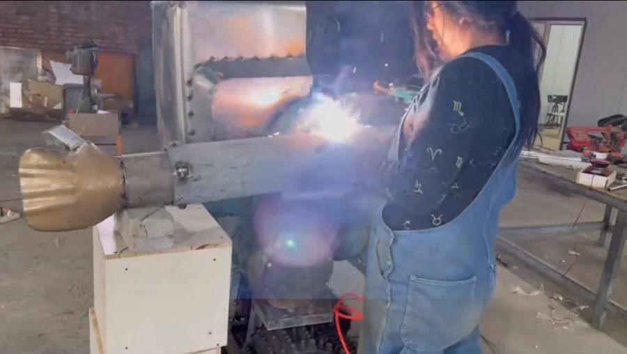 中国でガンタンクを作る元溶接工の鉄くずアーティスト