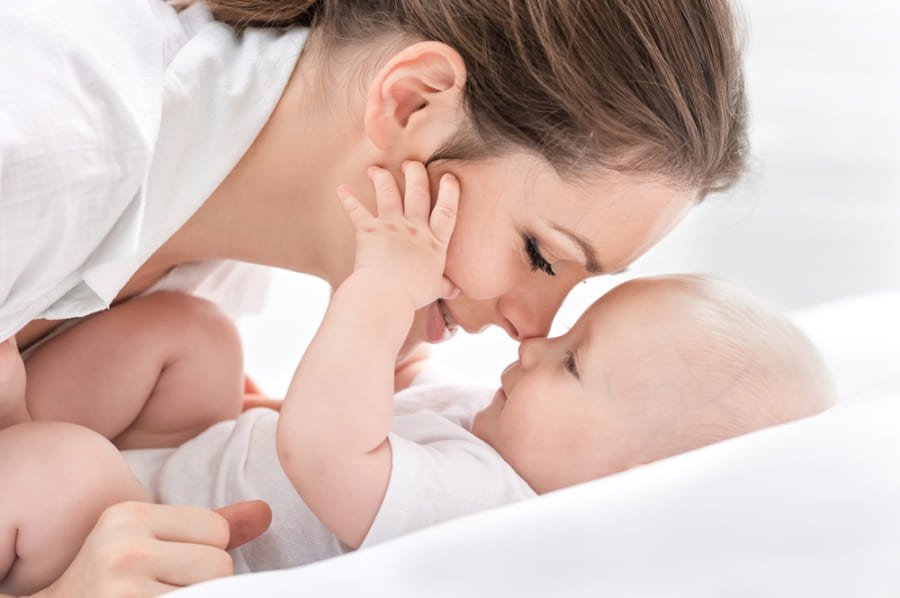赤ちゃんは「母親の匂い」があれば、見知らぬ女性にも懐きやすくなる