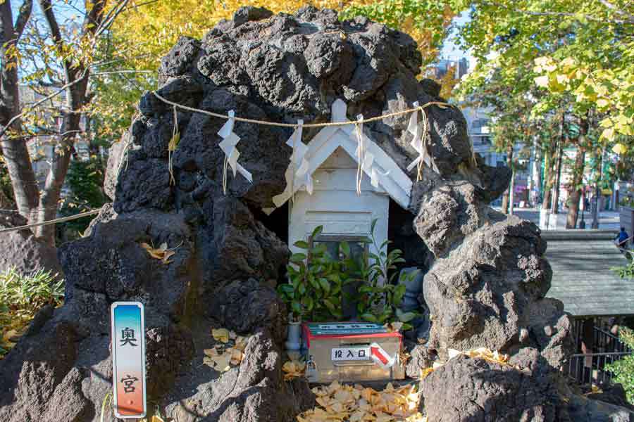 小さくても山登り気分　都内現存最古の「富士山」登ってみた