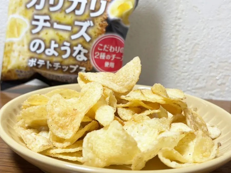 ファミマで新発売の「まるでカリカリチーズのようなポテトチップス」を実食　商品名に偽りなしだった