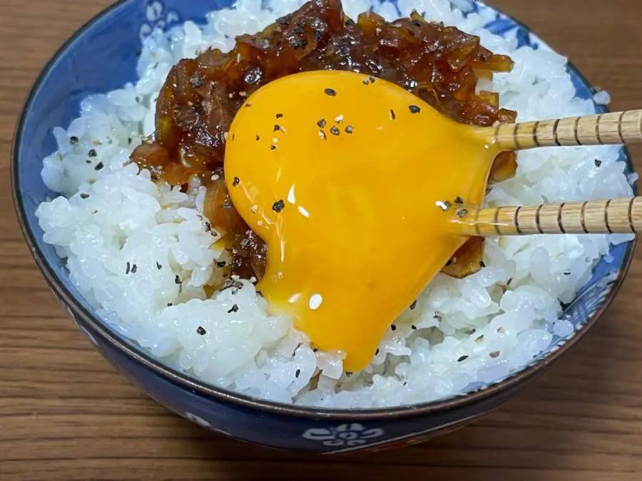 とある有名店の「朝しか出さない卵かけご飯」を料理研究家・リュウジさんが虚無レシピで再現