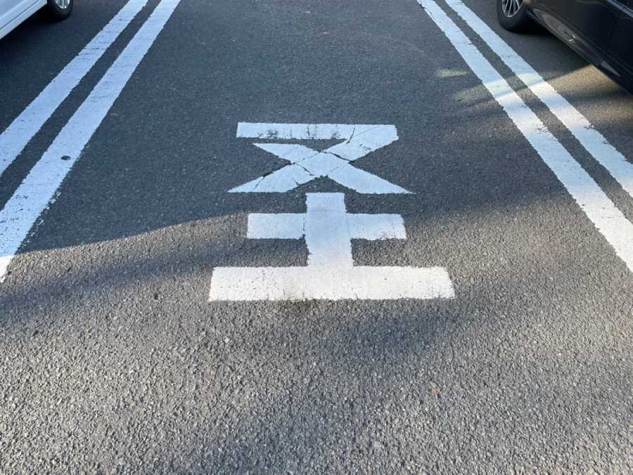 九州の駐車場に謎の文字　駐車マスに書かれた「圣」の意味を知っていますか？