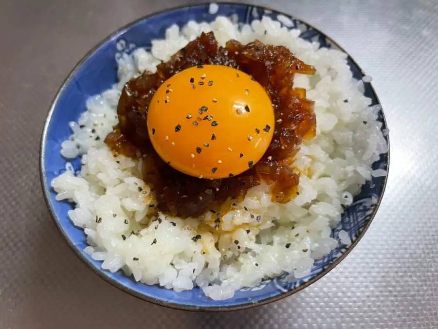 とある有名店の「朝しか出さない卵かけご飯」を料理研究家・リュウジさんが虚無レシピで再現