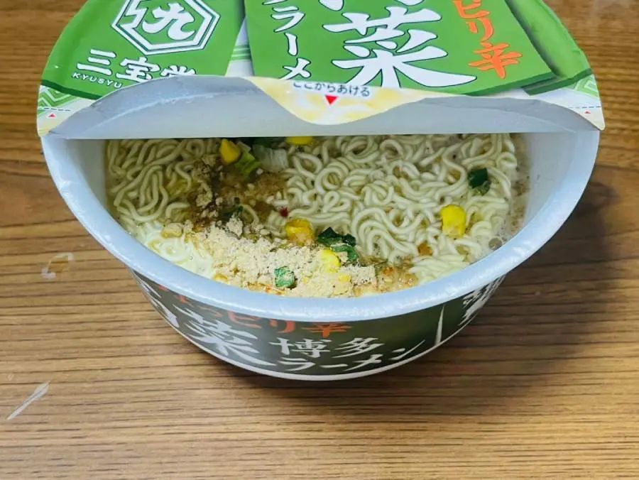 カップ麺のフタが勝手に開いちゃう問題を簡単解決！警視庁災害対策課紹介のライフハック技を試してみた