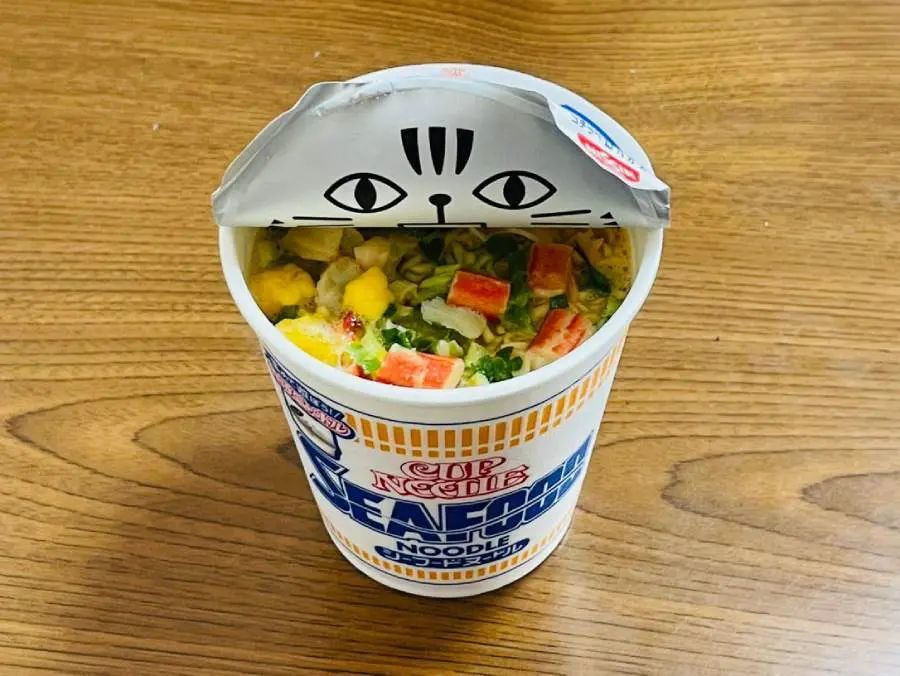 カップ麺のフタが勝手に開いちゃう問題を簡単解決！警視庁災害対策課紹介のライフハック技を試してみた