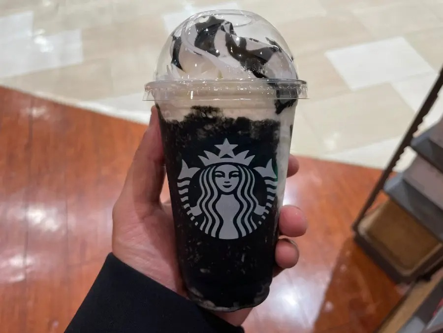 フラペチーノ小さくない？　手が大きすぎてまるでトリック写真のように