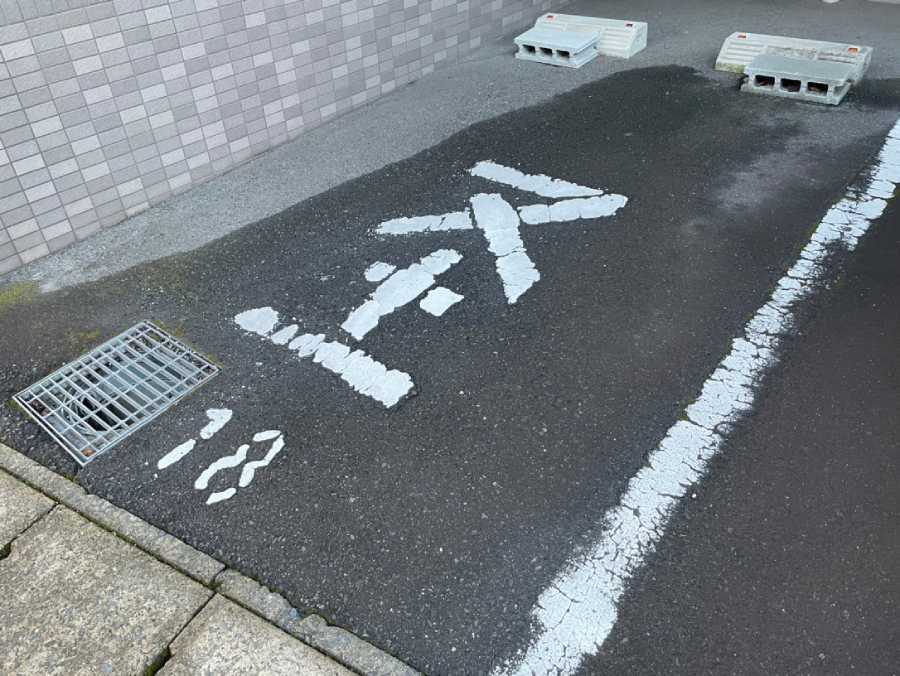 九州の駐車場に謎の文字　駐車マスに書かれた「圣」の意味を知っていますか？