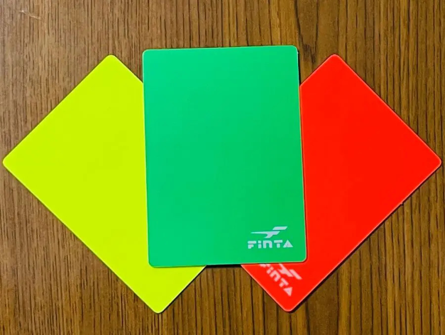 サッカーの審判が出すカードはイエローやレッドだけじゃない　フェアプレー称える「グリーンカード」を知っていますか？