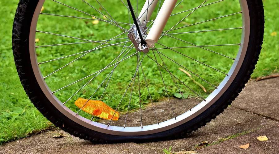 自転車タイヤがひび割れる3つの原因とは？交換頻度や修理費用の目安もご紹介！