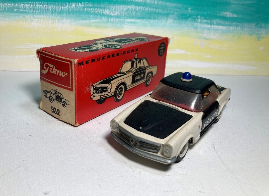 警察官の人形が2体同乗している貴重な仕様!「メルセデス・ベンツ250SL HTポリス」【丸餅博士のヴィンテージ・ミニカー・ワールド】