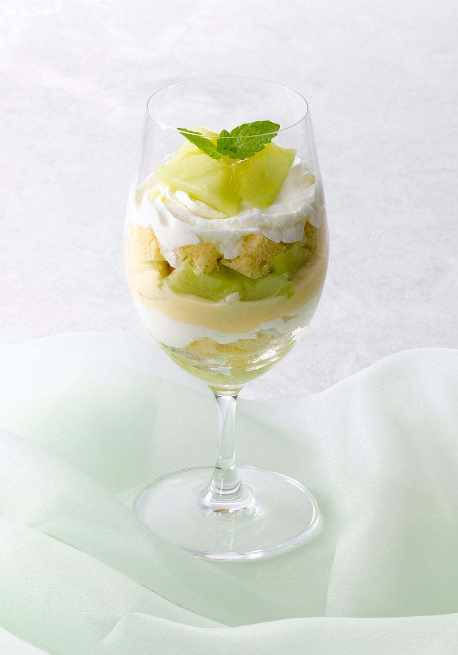 フレッシュメロンの芳醇な香りと甘さが引き立つ爽やかな夏メニュー夏季限定デザート 『Melon＆Granita』～7月5日（水）から全国のロイヤルホストで販売～
