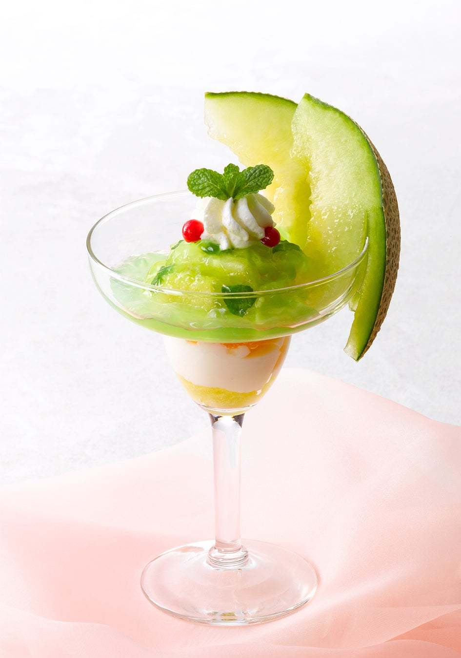 フレッシュメロンの芳醇な香りと甘さが引き立つ爽やかな夏メニュー夏季限定デザート 『Melon＆Granita』～7月5日（水）から全国のロイヤルホストで販売～