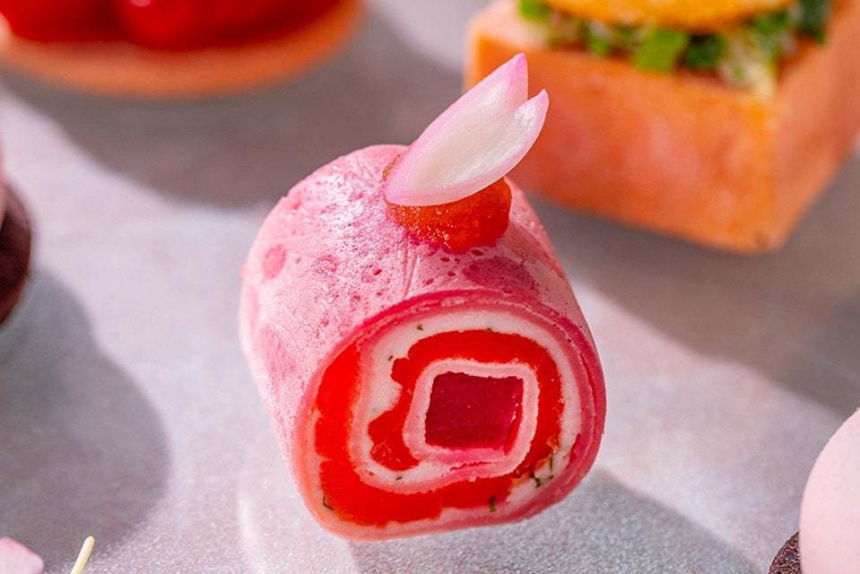 コンラッド東京、「桜ストロベリーのグレイスフル・アフタヌーンティー」を3月1日より開催