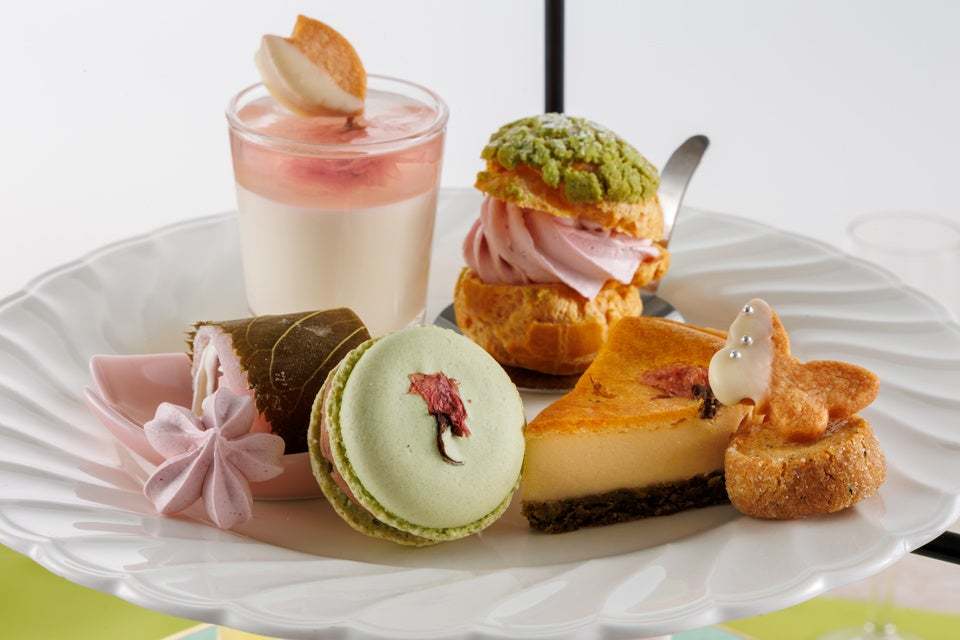 桜づくしのスイーツやセイボリーでひと足早いお花見気分を満喫。「さくらアフタヌーンティー」を販売