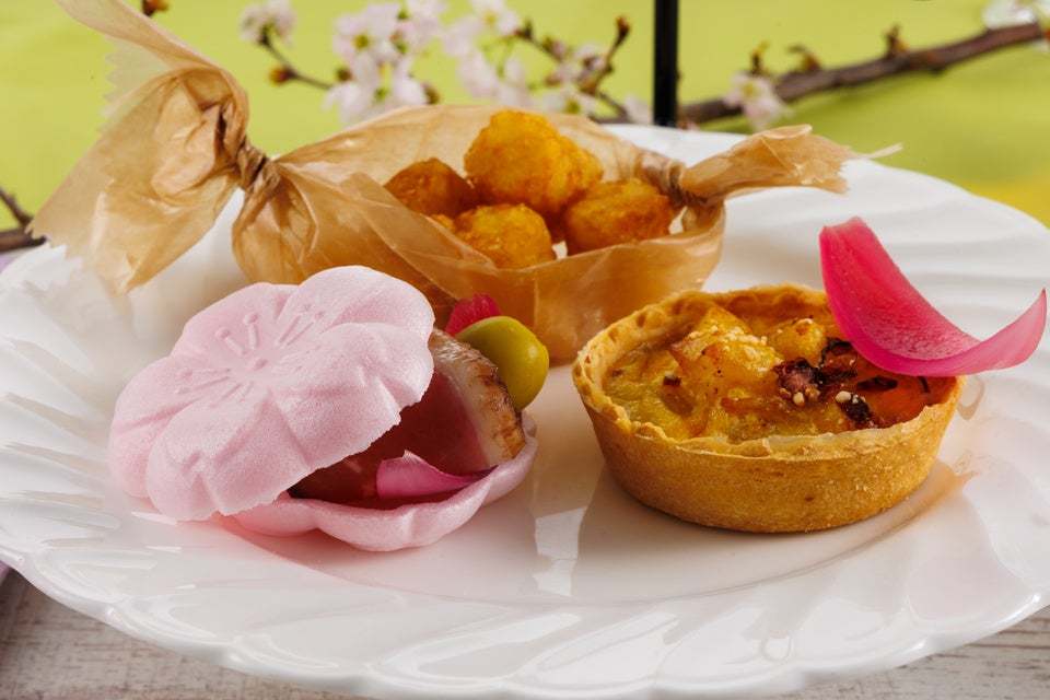 桜づくしのスイーツやセイボリーでひと足早いお花見気分を満喫。「さくらアフタヌーンティー」を販売