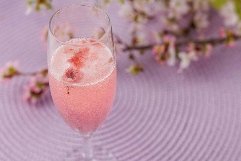 桜づくしのスイーツやセイボリーでひと足早いお花見気分を満喫。「さくらアフタヌーンティー」を販売