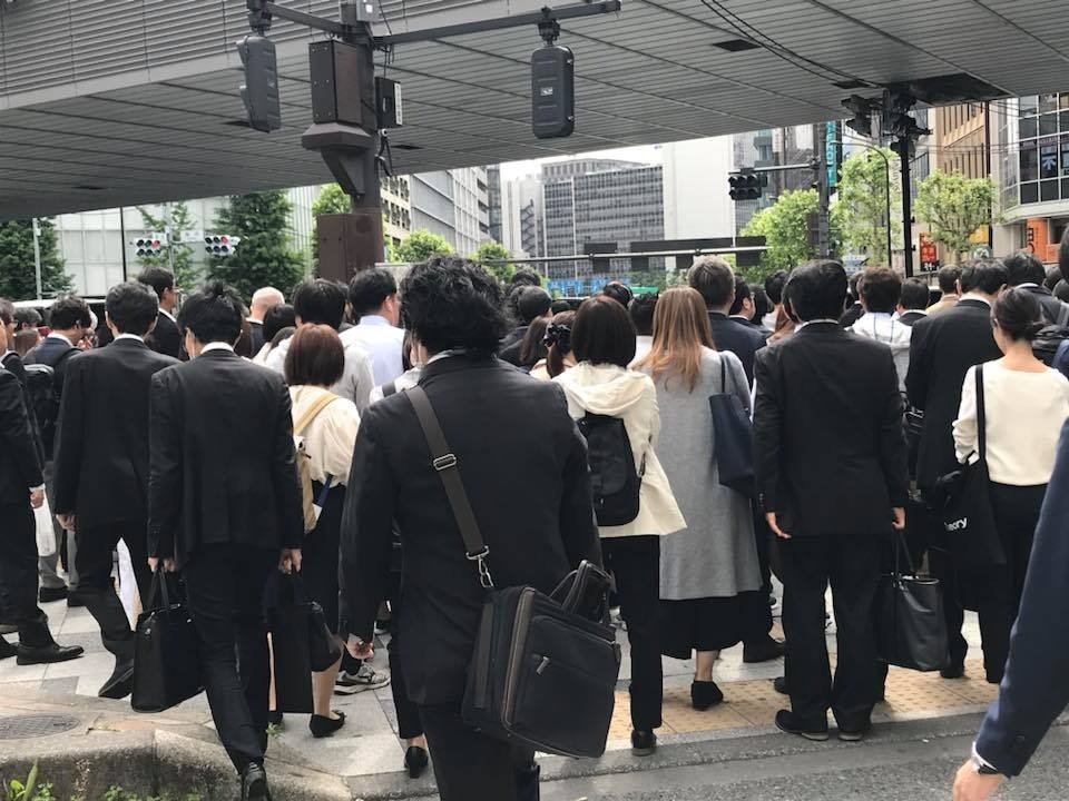 そこまでして月曜日の朝のミーティングに出る必要あるのか