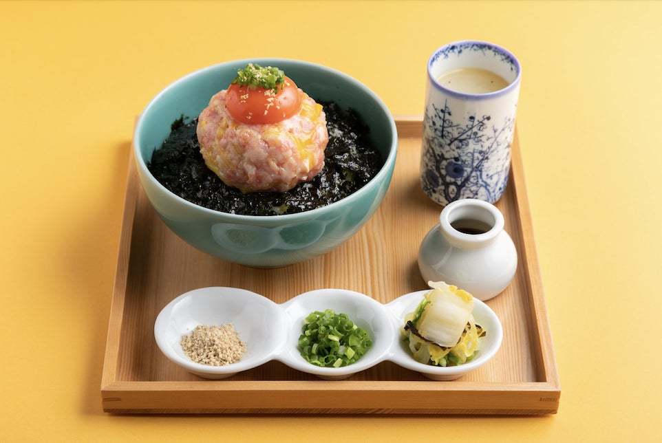 連日満席の人気焼肉店「肉の天満屋神楽亭」にて、平日ランチ限定の２大丼ぶりが登場！A5ランク雌牛をタレで煮詰めた「牛バラ丼」SNSで話題の『肉たく』をお腹いっぱい楽しめる「肉たく丼」を新発売！