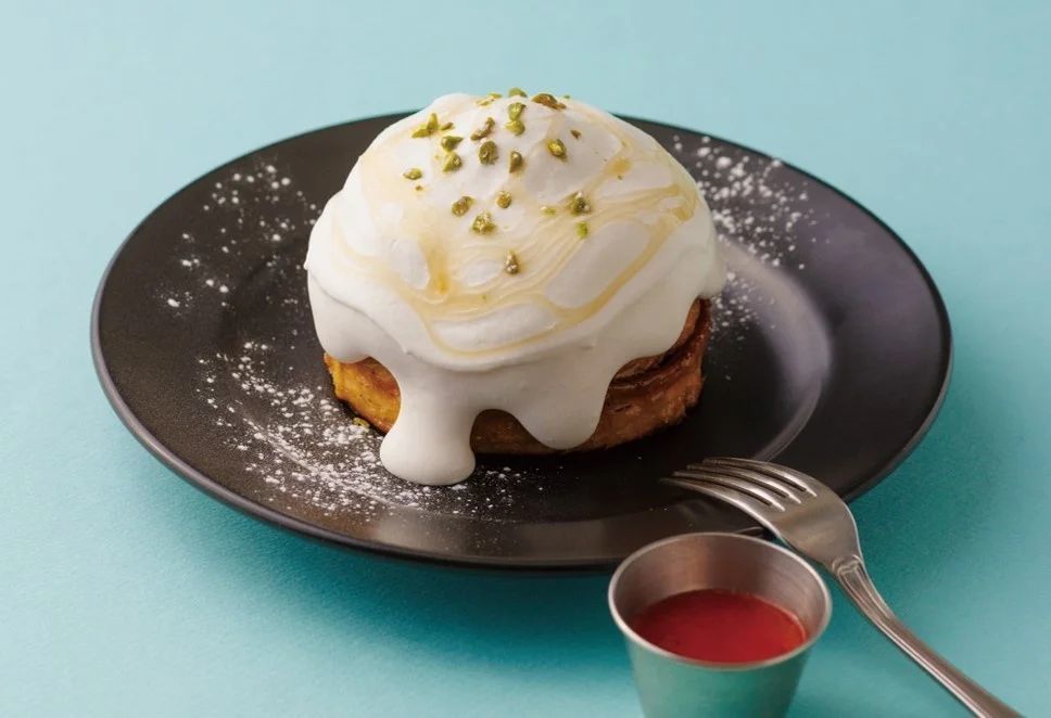 ホワイトデー限定メニューふわとろヨーグルトホイップがフレンチトーストを包む!“雪崩ケーキ”仕立ての楽しい一皿が登場。