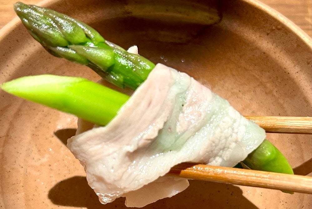 霜降りがとろける味わいの“幻の金華豚”をほのかに甘い“黄金だし”で食べる「金華豚しゃぶしゃぶ」
